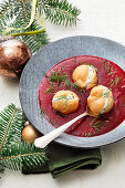 Rote-Bete-Suppe mit Dill-Schmand-Eclairs