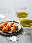Puff pastry cushion with salmon, 'Le Japonais' cocktail with yuzu