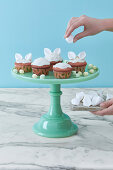 Hasenohren-Cupcakes mit Marshmallows zu Ostern