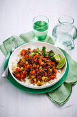Curry mit Rinderhackfleisch und Gemüse auf Reis
