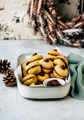Hazelnut biscuits with nougat