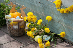 Decorate instead of tearing out: Dandelions as Easter decoration, Easter eggs and Easter bunnies in a wire basket
