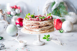 Schokoladen-Vanille-Crepetorte mit Schoko-Vanille-Sahne zu Weihnachten