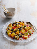 Tropischer Obstsalat mit Blattgold