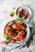 Bruschetta mit Mozzarella und Erdbeeren