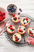 Mini berry cheesecake tarts