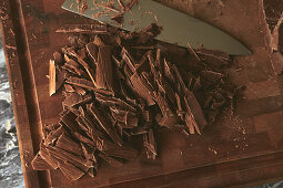 Schokoladenraspel auf Holzbrett