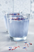 'Blue Moon Milk' mit Blaubeerpulver, Haferdrink und Kardamom