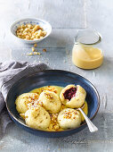 Heidelbeerknödel mit Vanillesauce und Streuseln