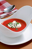 Suppe aus gelierten Tomaten mit Gin