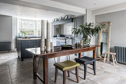 Rustikaler Holztisch im offenen Wohnraum mit klassischer Küche