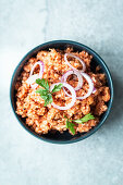 Veganes 'Mett' aus Reiswaffeln, Tomatenmark, Zwiebeln und Gewürzen