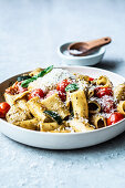 Pasta mit Pesto, Tomaten und Zucchini