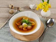 Dumpling soup with quail's eggs and Asian flavouring
