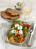 Bohnensalat mit Kirschtomaten und Mini-Büffelmozzarella