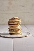 Ein Stapel Pancakes mit Butter