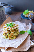 Waffeln mit Zucchini und Kräutern