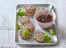 Sandwich-Cookies mit Minzcreme und Schokosauce