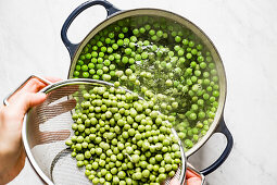 Blanching green peas in boiling water