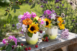 Kleine Sommersträuße aus Sonnenblume, Zinnie, Flammenblume, Sterndolde, Staudenwicke und Himbeere