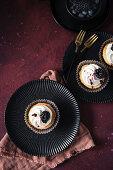 Cupcakes mit Brombeeren und weißer Schokolade
