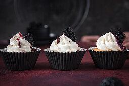 Cupcakes with blackberries and white chocolate