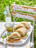 Caprese-Sandwiches mit hausgemachtem Basilikumpesto