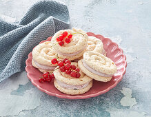 Meringues with currant cream