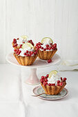 Coconut-lime tartlet with red currants
