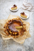 Gebrannter baskischer Käsekuchen, angeschnitten