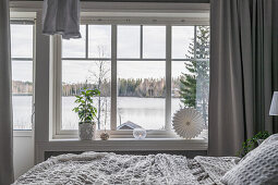 Doppelbett im Schlafzimmer mit Seeblick