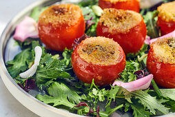 Gratinierte Tomaten mit Schneckenfüllung