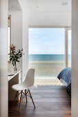 Minimalistisches Schlafzimmer mit Blick aufs Meer