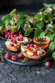 Bruschetta mit Camembert, Honig und Himbeeren