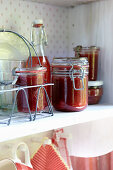 Selbstgemachte Rhabarber-Erdbeer-Marmelade im Küchenregal