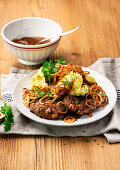 Hausgemachte Hackfleisch-Schnitzel mit Püree und Röstzwiebeln