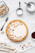 Frischkäsekuchen mit Meringue und weißen Johannisbeeren