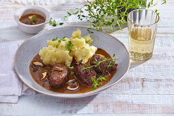 Geschmorte Schweinebacken mit Pilzen und Kartoffelstampf