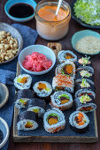 Verschiedene vegane Sushi auf Holzbrett