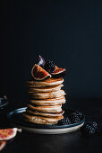 Glutenfreie Pancakes mit Feigen, Brombeeren und Ahornsirup