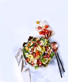 Farfallesalat mit Avocado, Blattsalat und Tomaten