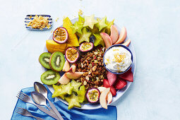 Frühstücksplatte mit Müsli, Früchten und Vanille-Labne fürs Brunch
