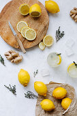 Selbstgemachte Zitronenlimonade mit Thymian und Ingwer