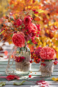 Kleine Herbststräuße aus Rosen, Hagebutten und Pfaffenhütchen