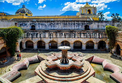 Innenhof und Brunnen der Kirche La Merced in Antigua, Guatemala, Mittelamerika