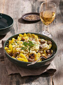Gratinated pasta with mushrooms and blue cheese