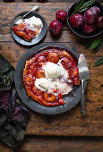 Roter Pflaumenkuchen a la Tarte tatin mit Eis