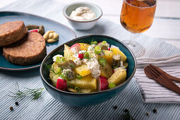 Kartoffelsalat mit veganen Frikadellen