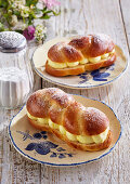 Hefe-Eclaires mit Puddingcreme