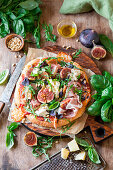 Pizza with figs and ham